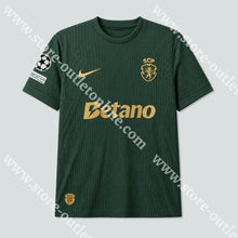 Carregar imagem no visualizador da galeria, NOVA CAMISOLA EDIÇÃO ESPECIAL 120 ANOS SPORTING CP 26/27 - Camisola Futebol
