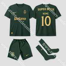 Carregar imagem no visualizador da galeria, NOVO KIT CRIANÇA EDIÇÃO ESPECIAL 120 ANOS SPORTING CP 26/27 - Camisola Futebol
